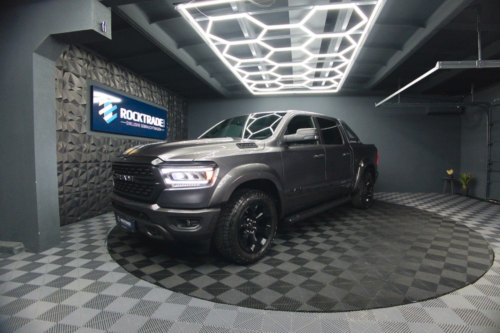 Fahrzeugabbildung Dodge RAM 5.7 V8 HEMI 4x4 OFFROAD Night-Paket *LED*