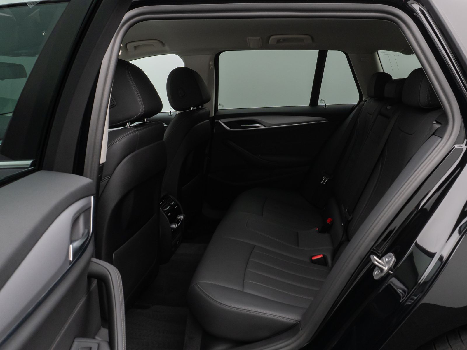 Fahrzeugabbildung BMW 530e Kamera DAB CockPitPro Sitzhzg Alarm LED