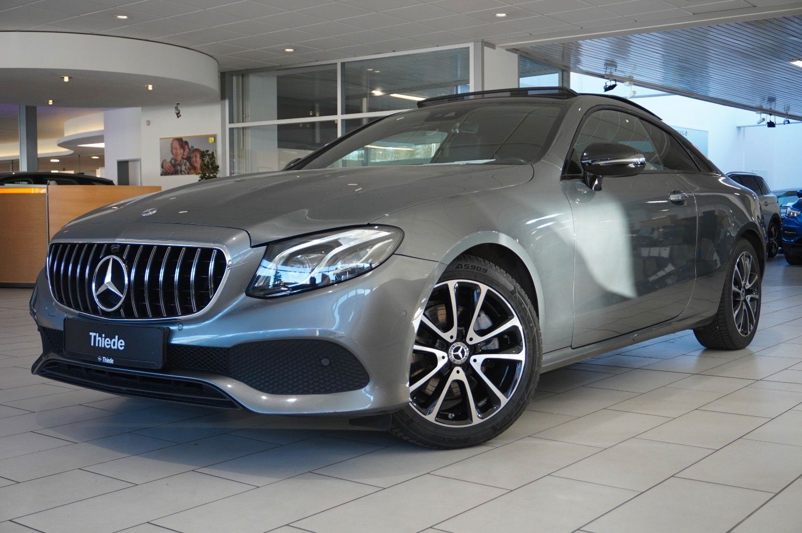 Fahrzeugabbildung Mercedes-Benz E 220D COUPE AVANTGARDE NAVI/LED/KAMERA/SH/PANO.