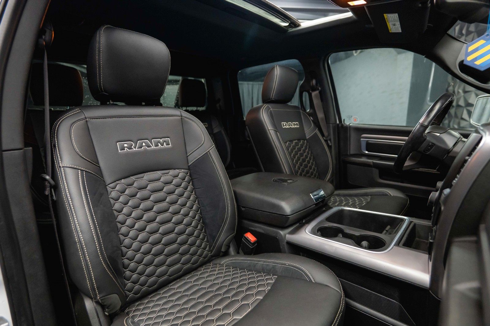 Fahrzeugabbildung Dodge RAM 5.7 V8 HEMI 4x4 OFFROAD Night-Paket *LED*AHK