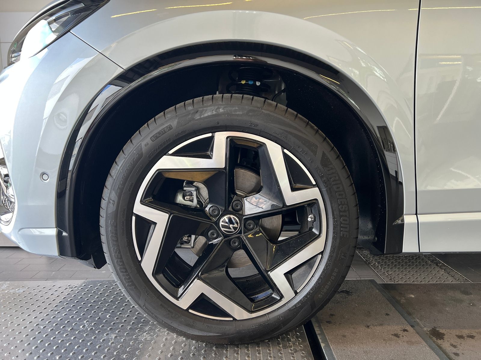 Fahrzeugabbildung Volkswagen Tiguan R-Line 1.5 eTSI DSG *AHK, IQ.Light, ACC,
