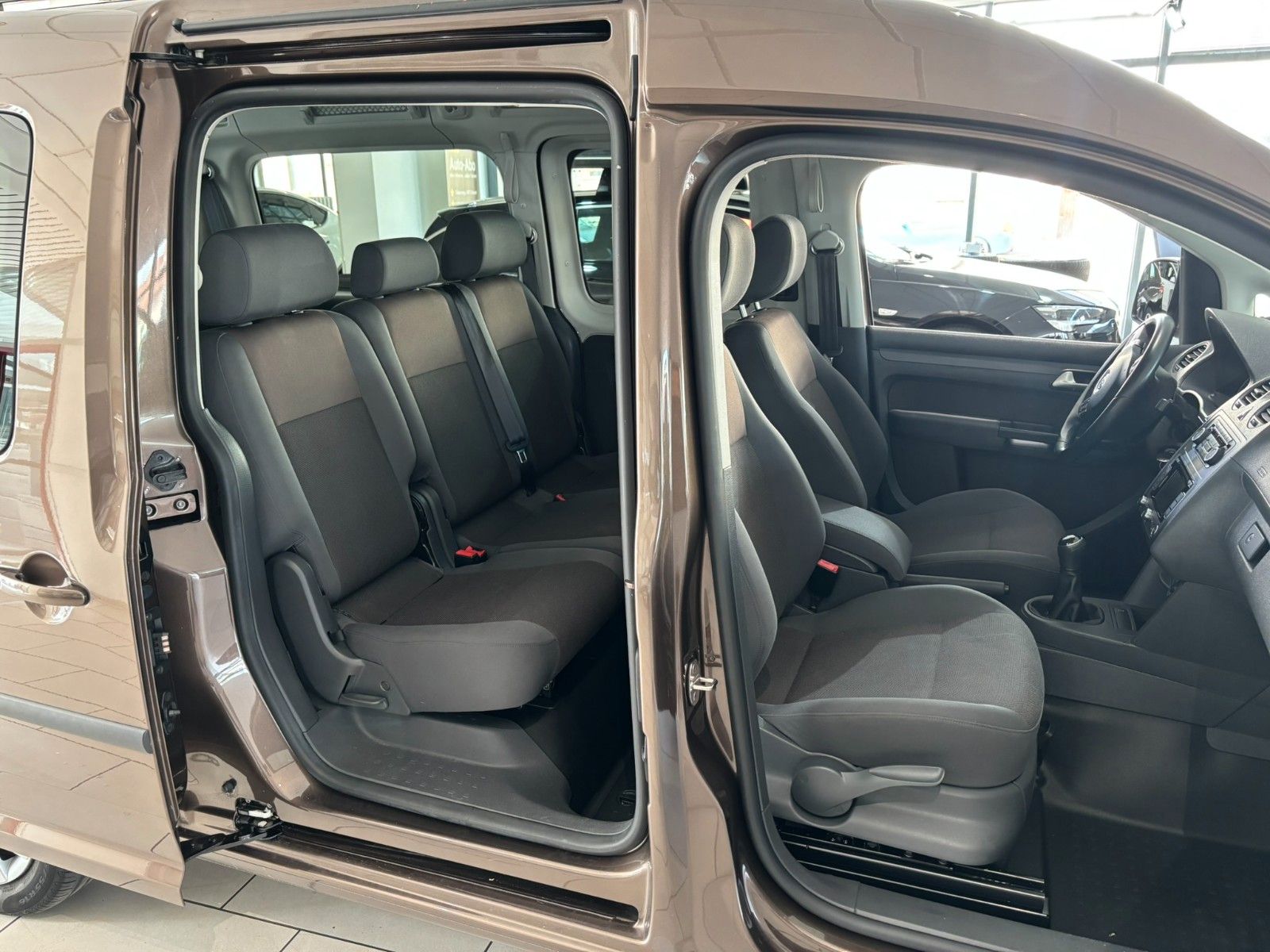 Fahrzeugabbildung Volkswagen Caddy 1.6D Kombi Maxi Trendline AHK/7-SITZER/PDC