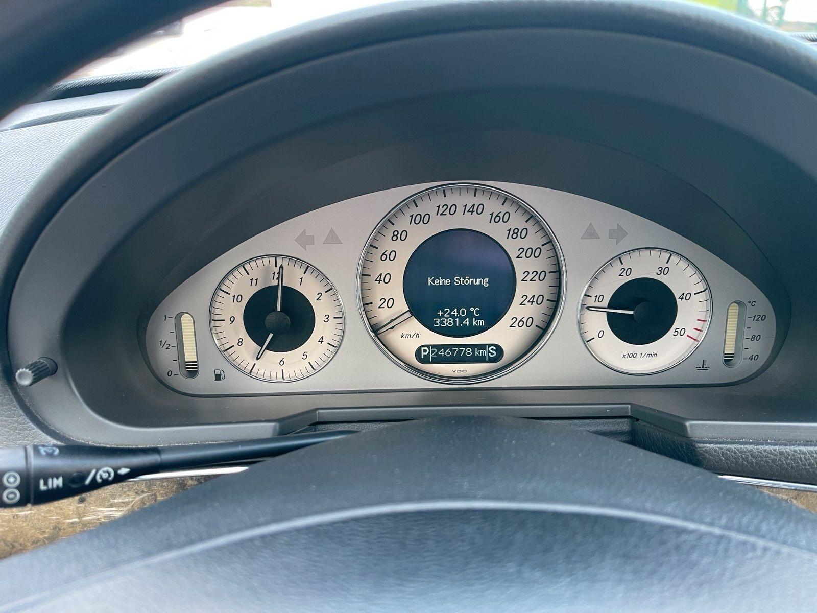 Mercedes-Benz 220 2004 — photo 12