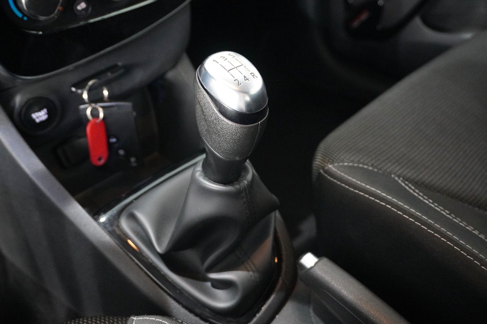 Fahrzeugabbildung Renault Clio IV 0.9 TCE LIM. ENERGY LED/SHZ/PDC/TEMP/DAB
