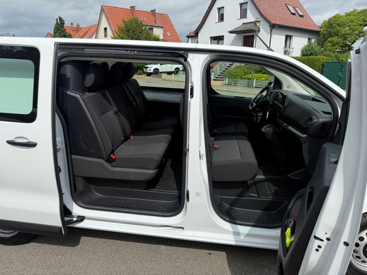 Fahrzeugabbildung Opel Vivaro 2.2 XL +SHZ+LHZ+Kamera+Laderaumschutz