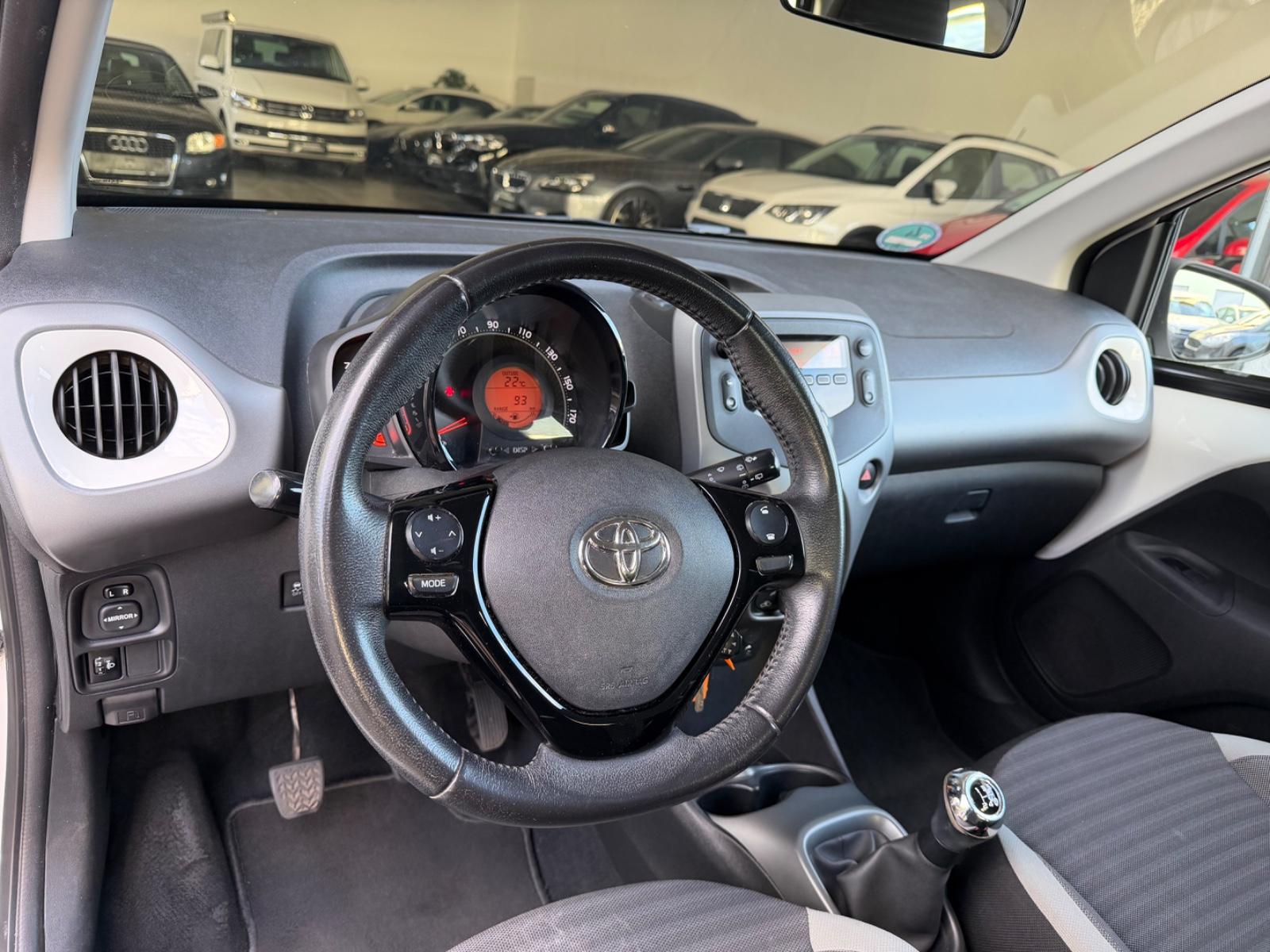 Toyota AYGO x-play *LED*BT*Klima*Tempomat*Lederlenkrad*