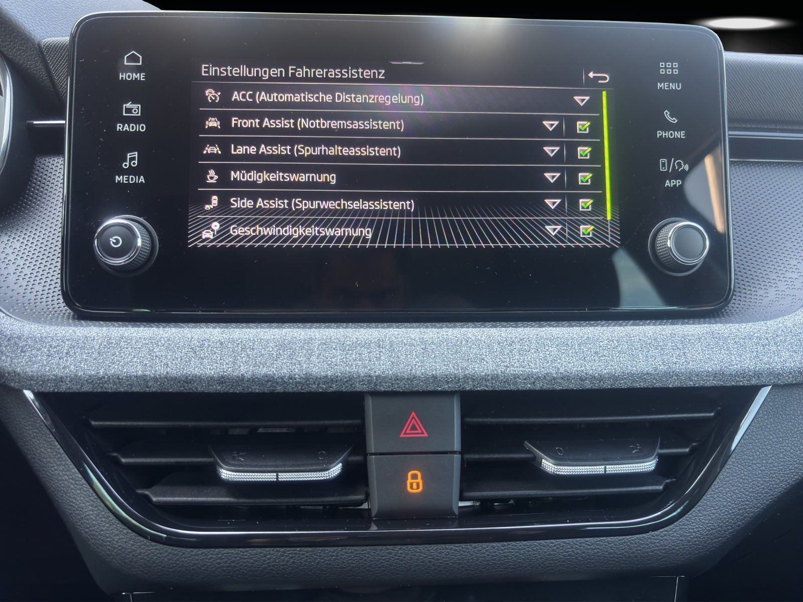 Fahrzeugabbildung SKODA Kamiq Tour 1,0 TSI 85 kW DSG RFK/LED