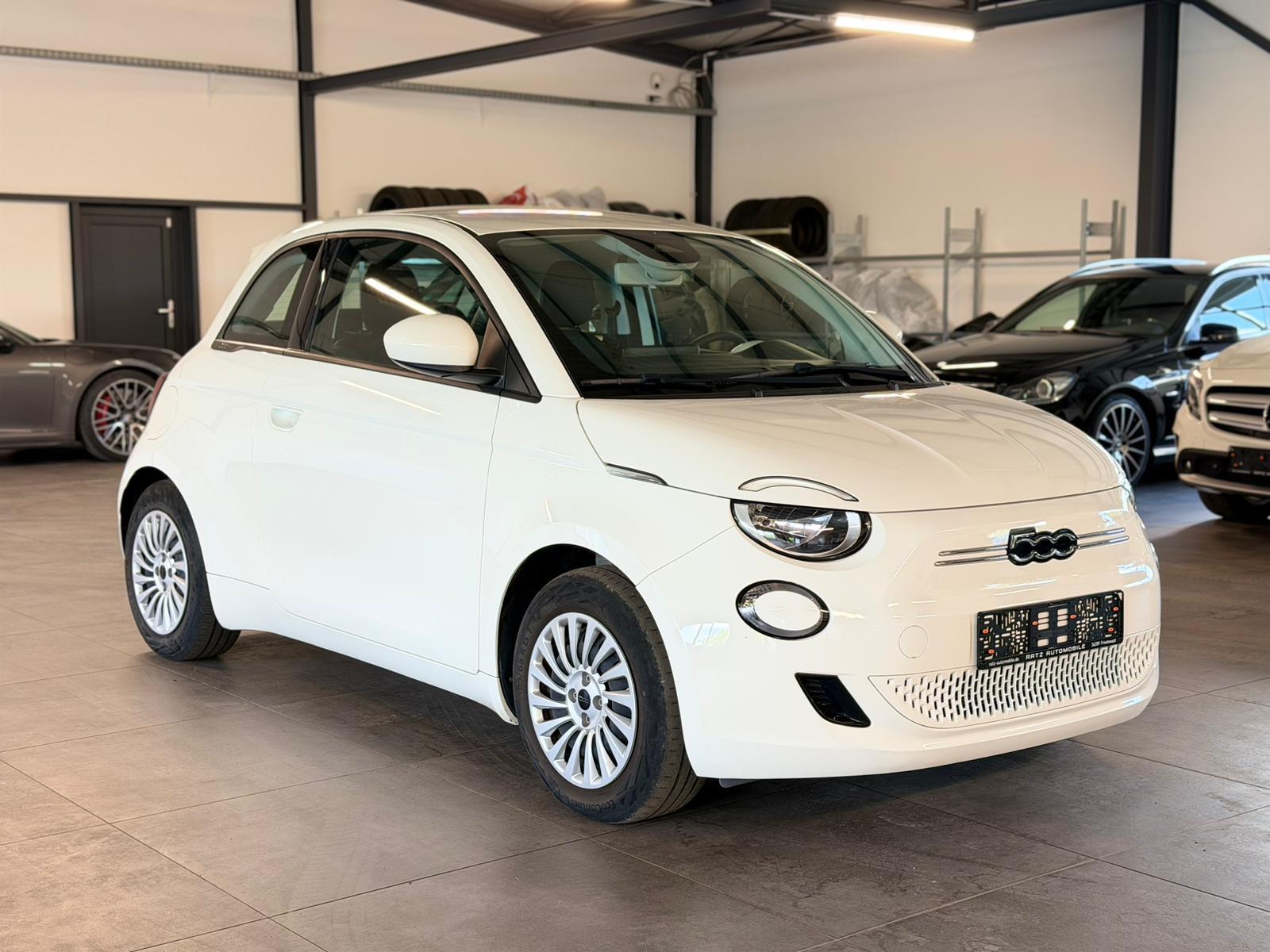 Fiat 500e 11KW+CARPLAY+TEMP+SPUR.ASS+STAND.HZ+NAVI+