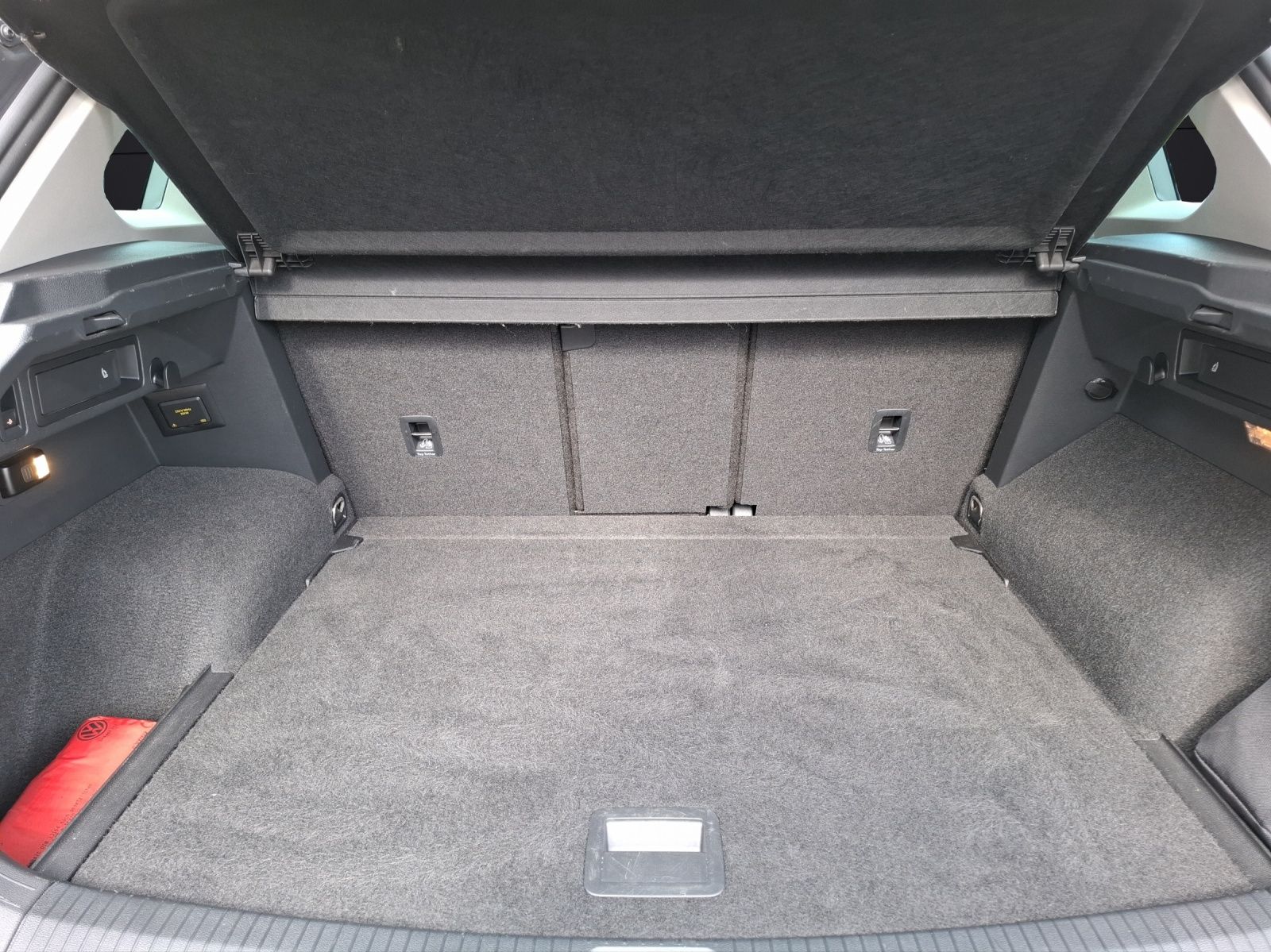 Fahrzeugabbildung Volkswagen Tiguan TDI Elegance DSG 4Mo Matrix AHK Navi AIF´