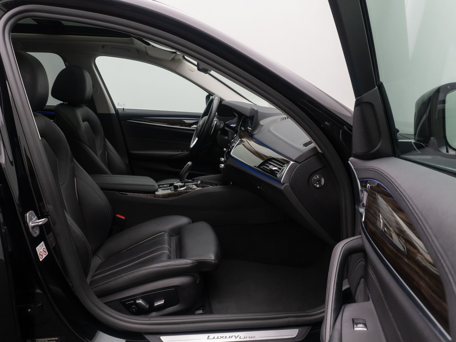 Fahrzeugabbildung BMW 520d Luxury Line Panorama HUD DAB DispKey 19Zoll
