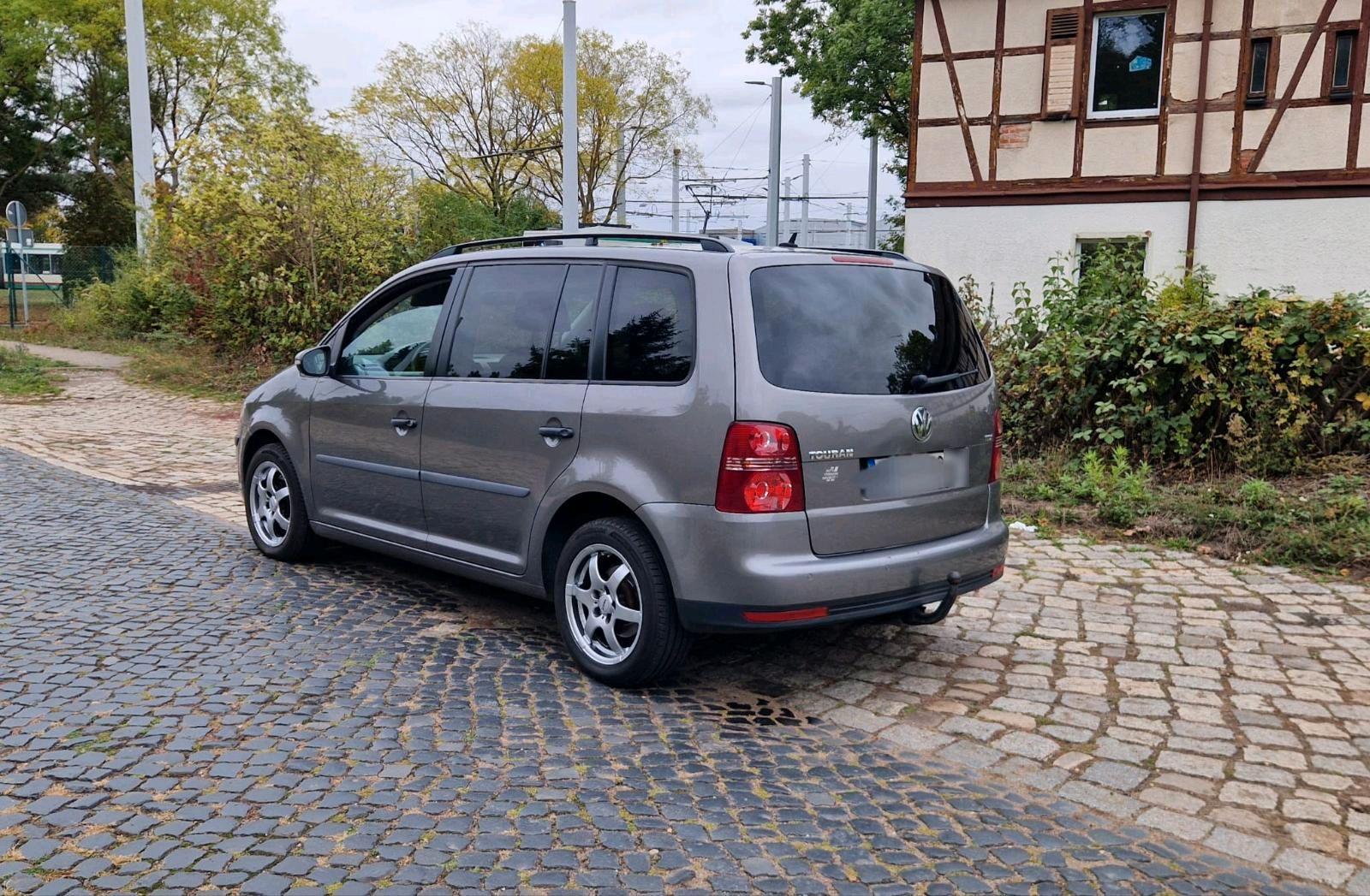 Volkswagen Touran 2010 — салон