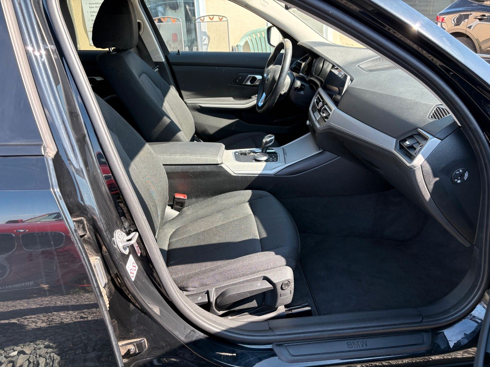 Fahrzeugabbildung BMW 320i Limo Aut. Navi 18"LMR LED 1.HAND SPORTLENK
