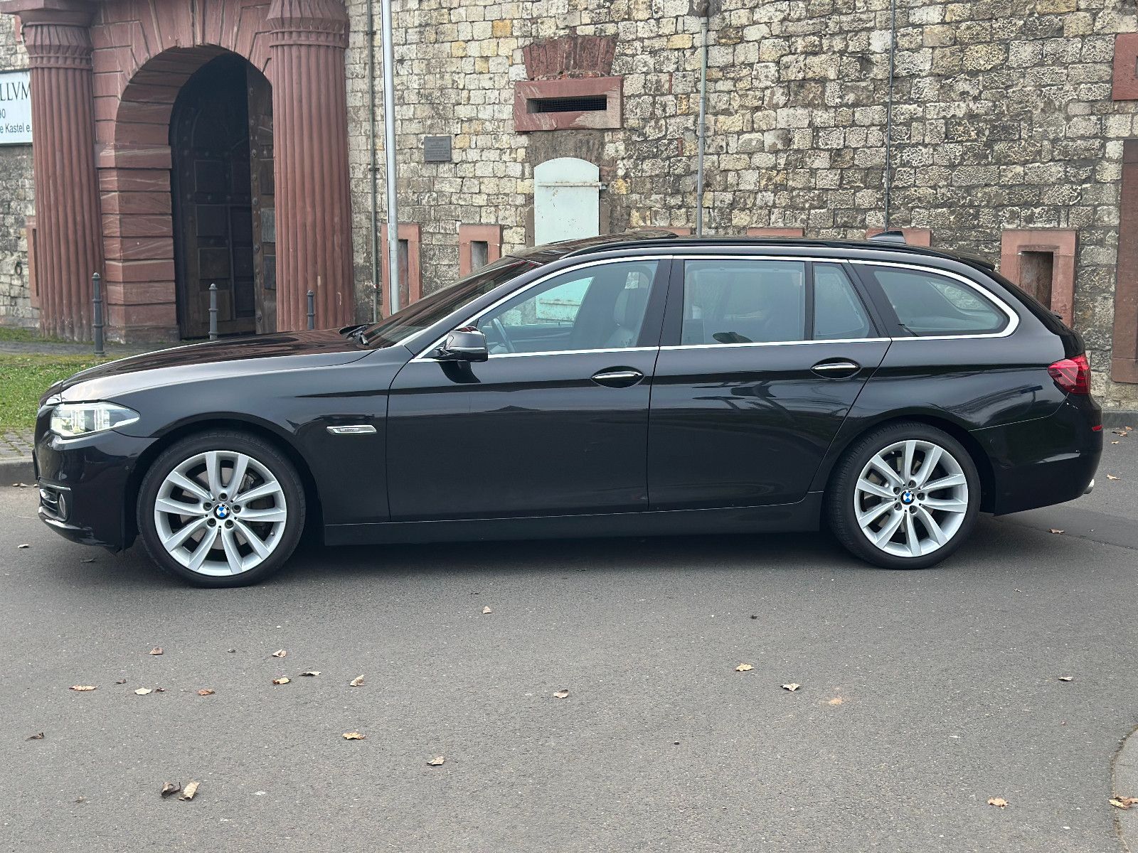 Fahrzeugabbildung BMW 530d xDRIVE TOURING LUXURY LINE*MOD.2015+PANO.*