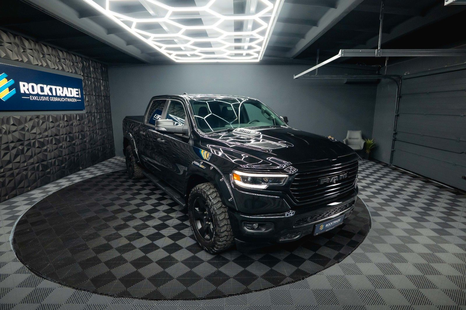 Fahrzeugabbildung Dodge RAM 5.7 V8 HEMI 4x4 OFFROAD Night-Paket *LED*19%