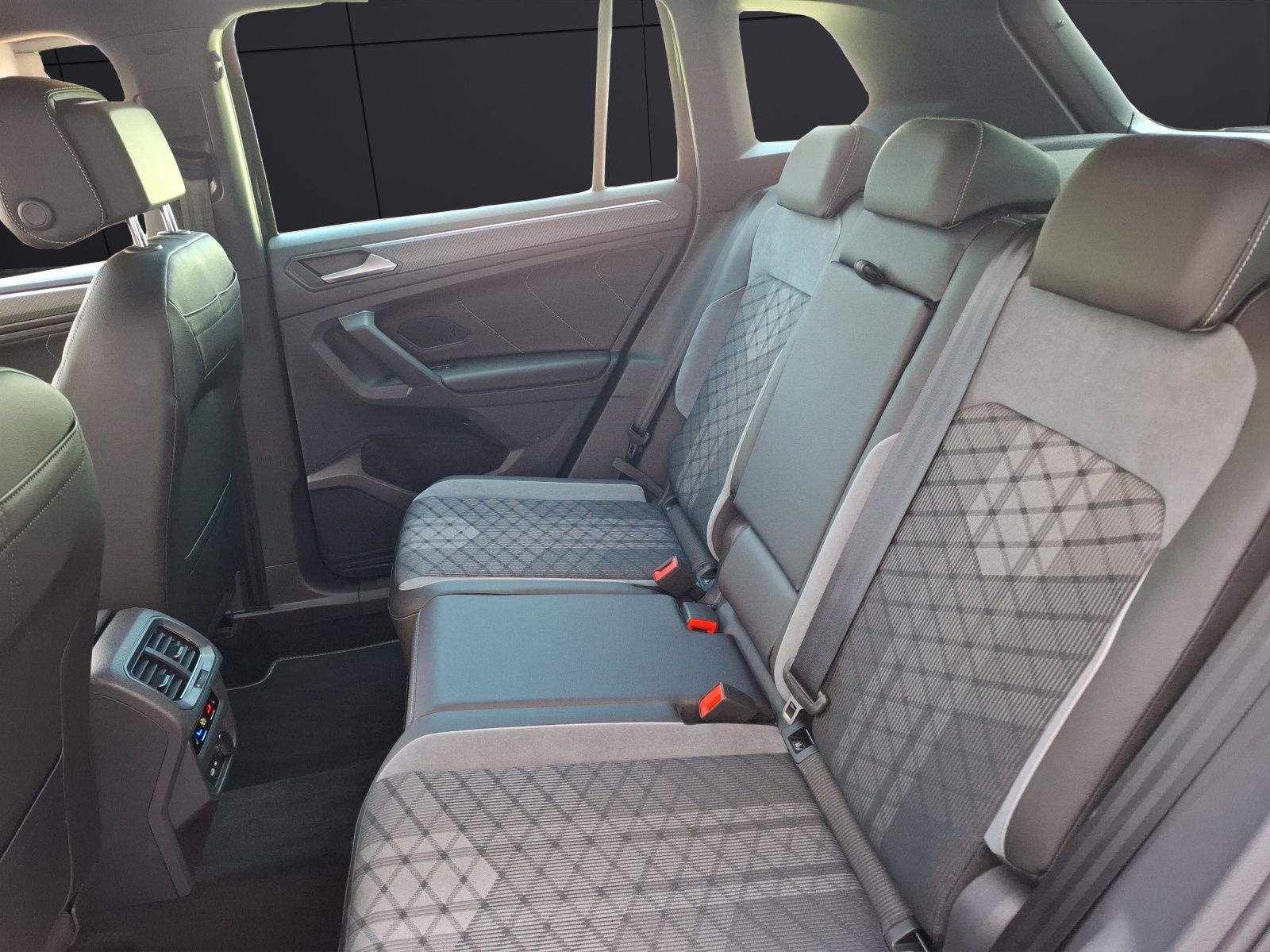 Fahrzeugabbildung Volkswagen Tiguan TDI R-Line DSG 4M STH Matrix AHK Navi AID