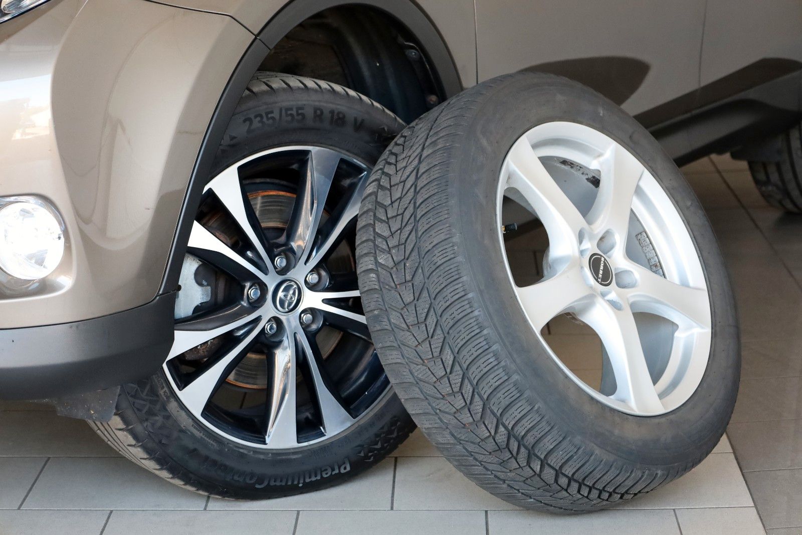 Fahrzeugabbildung Toyota RAV4 Edition 4x4, Kamera, SH, PDC, AHK, SR+WR