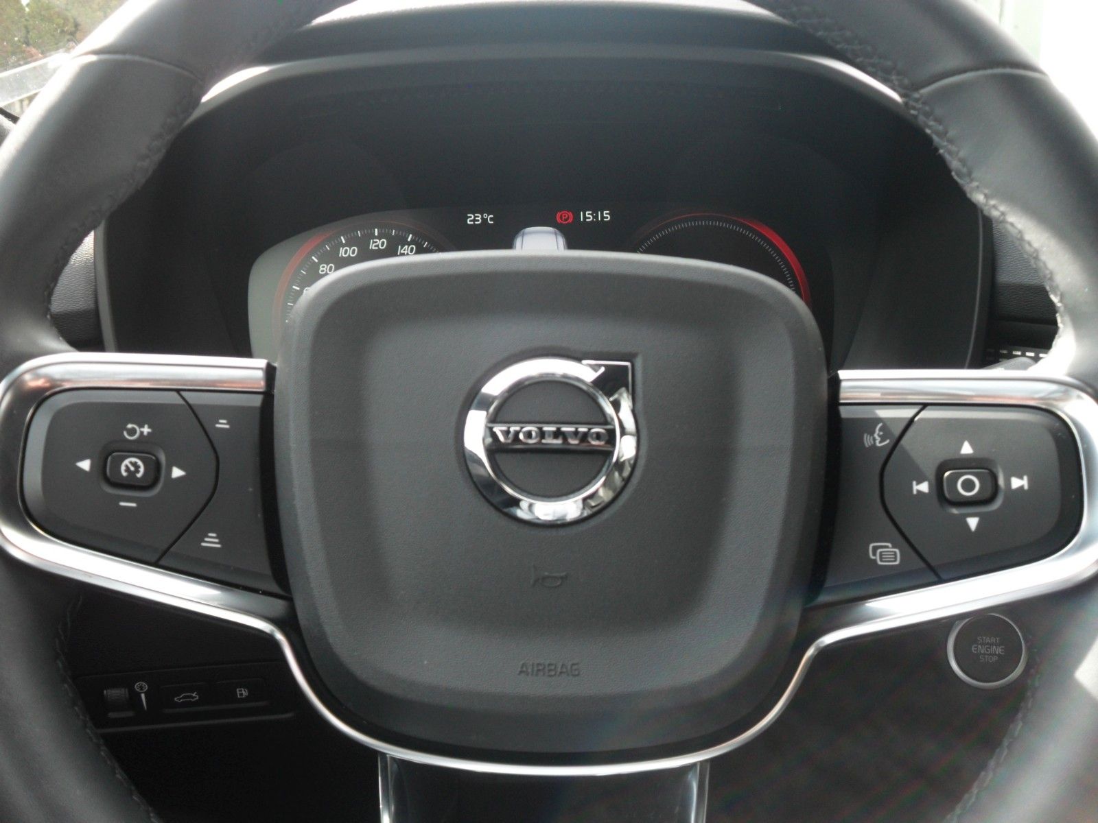 Fahrzeugabbildung Volvo XC 40 T5 R- Design Recharge Plug-In Hybrid