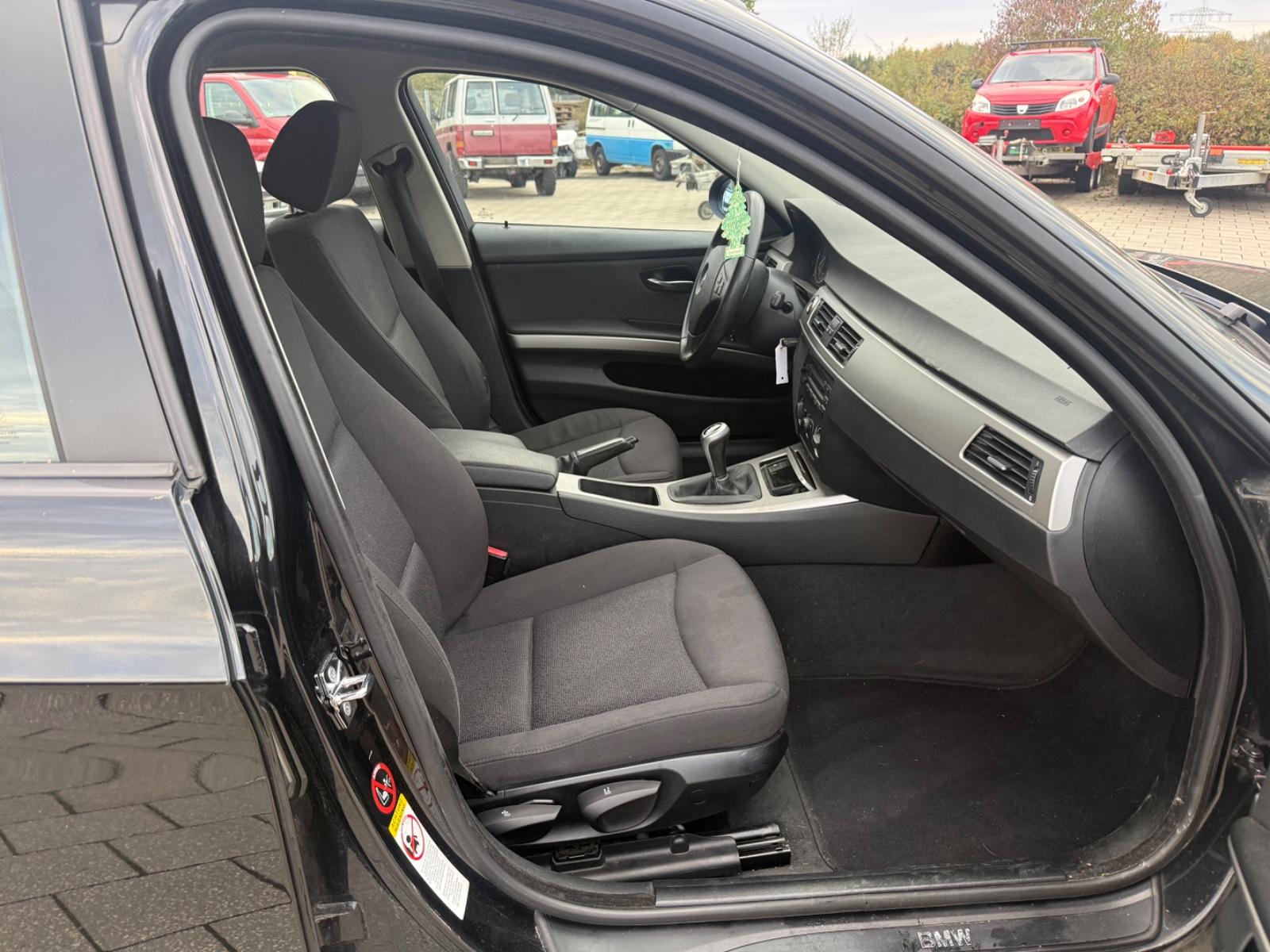 BMW 318 2008 — photo 11