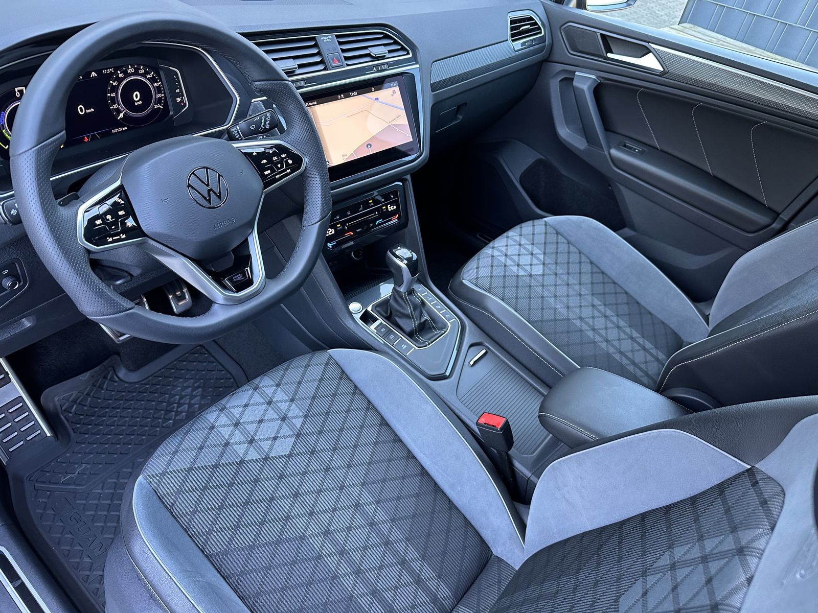 Fahrzeugabbildung Volkswagen Tiguan eHybrid R-Line Black NAV+LED+ACC+20ZO+AHK