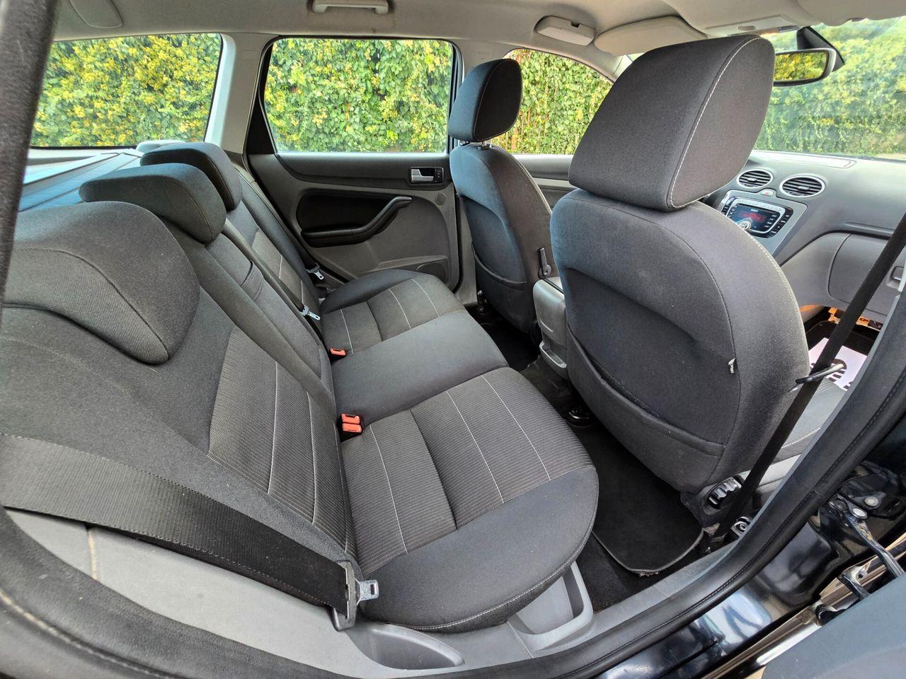 Ford Focus 2010 — photo 11
