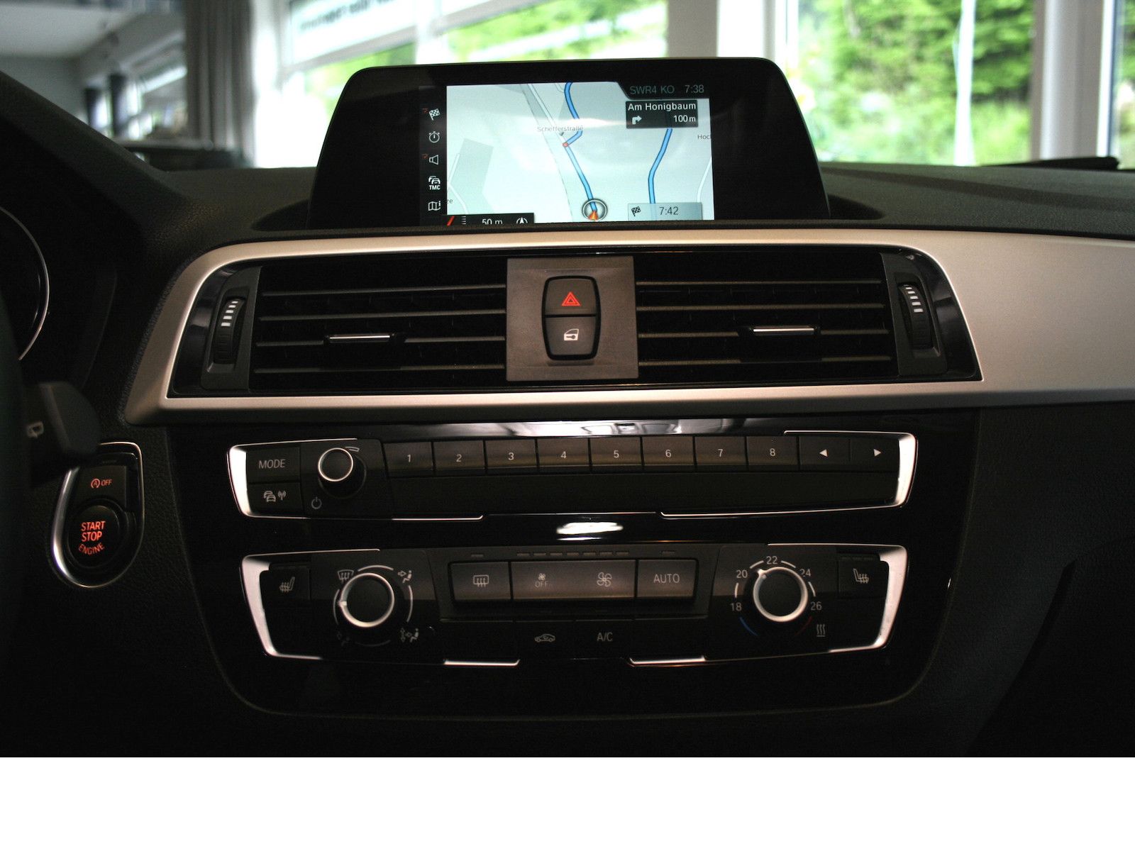 Fahrzeugabbildung BMW 118i Advantage *4-Türer*Schiebedach*PDC*Navi