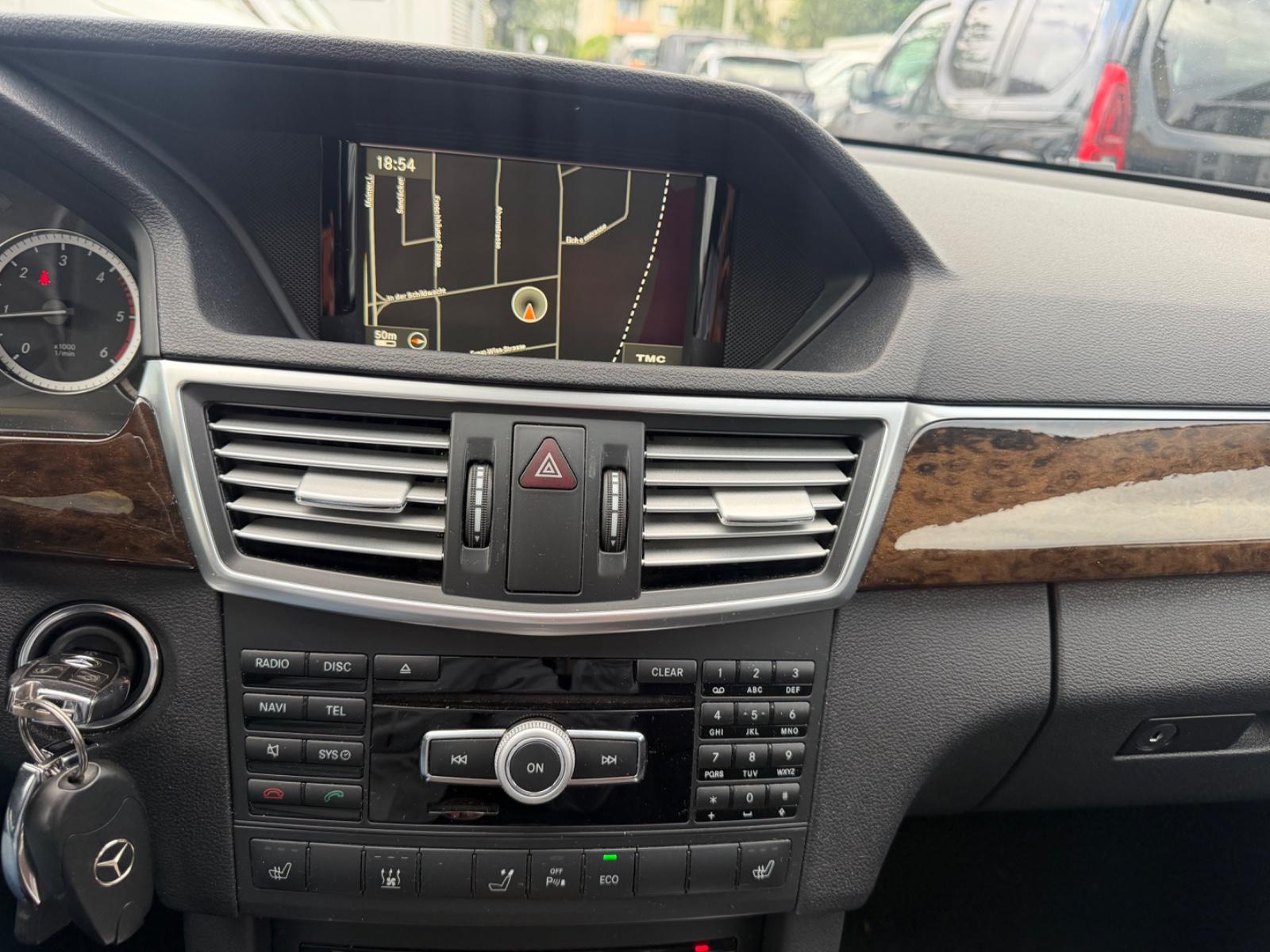 Mercedes-Benz E220 2012 — photo 16