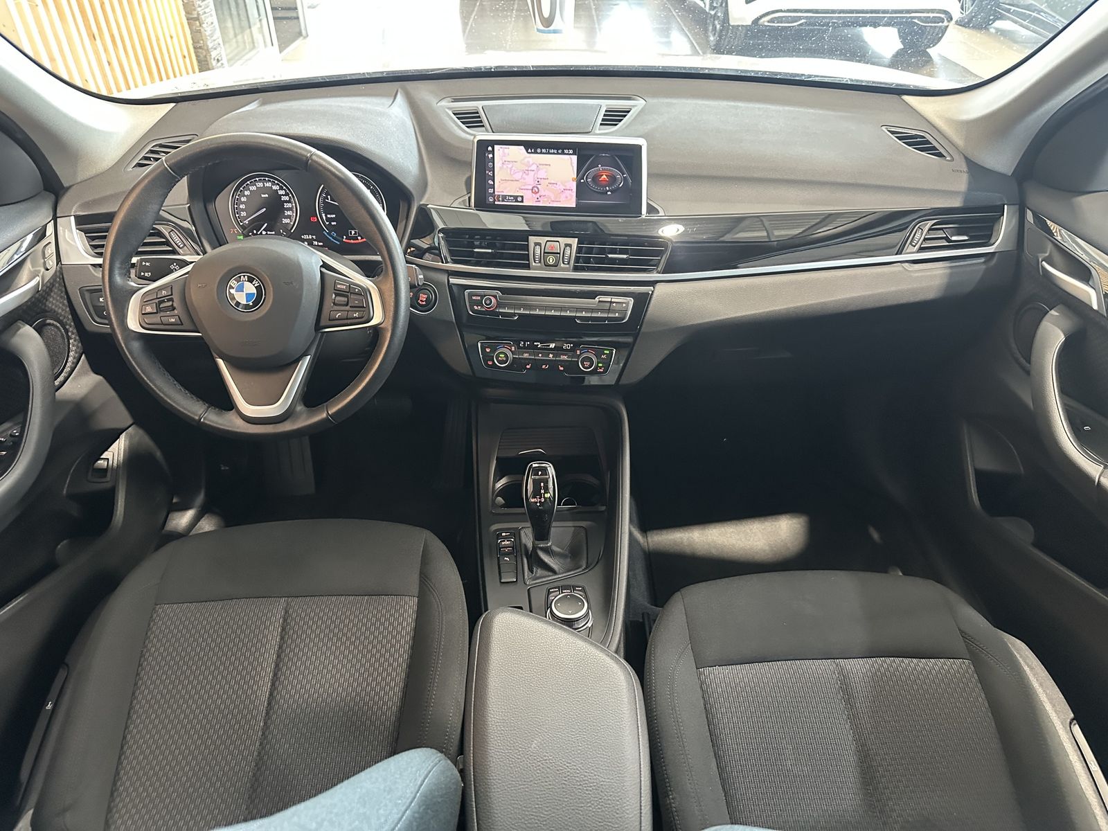 BMW X1 18d Advantage sDrive Navi R.Cam AHK LED SHZ foto 12