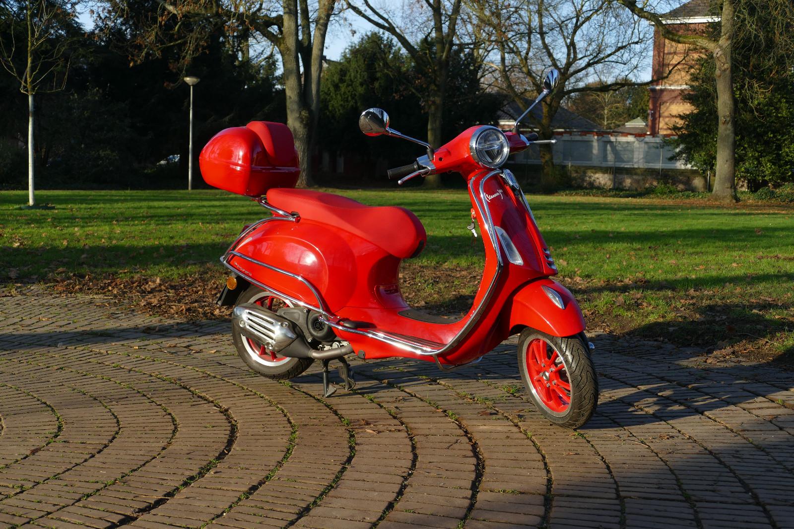 Vespa Primavera 50 Red Mit Zubehör