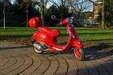 Vespa Primavera 50 Red Mit Zubehör - VESPA ROT