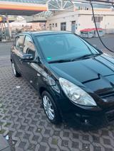 Hyundai i20 1.2 Edition Plus schwarz - Hyundai i20 Gebrauchtwagen in Duisburg