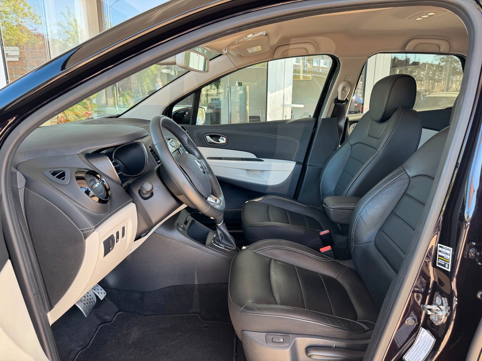 Fahrzeugabbildung Renault Captur Initiale Paris Navi/Leder/Kamera/21Tkm