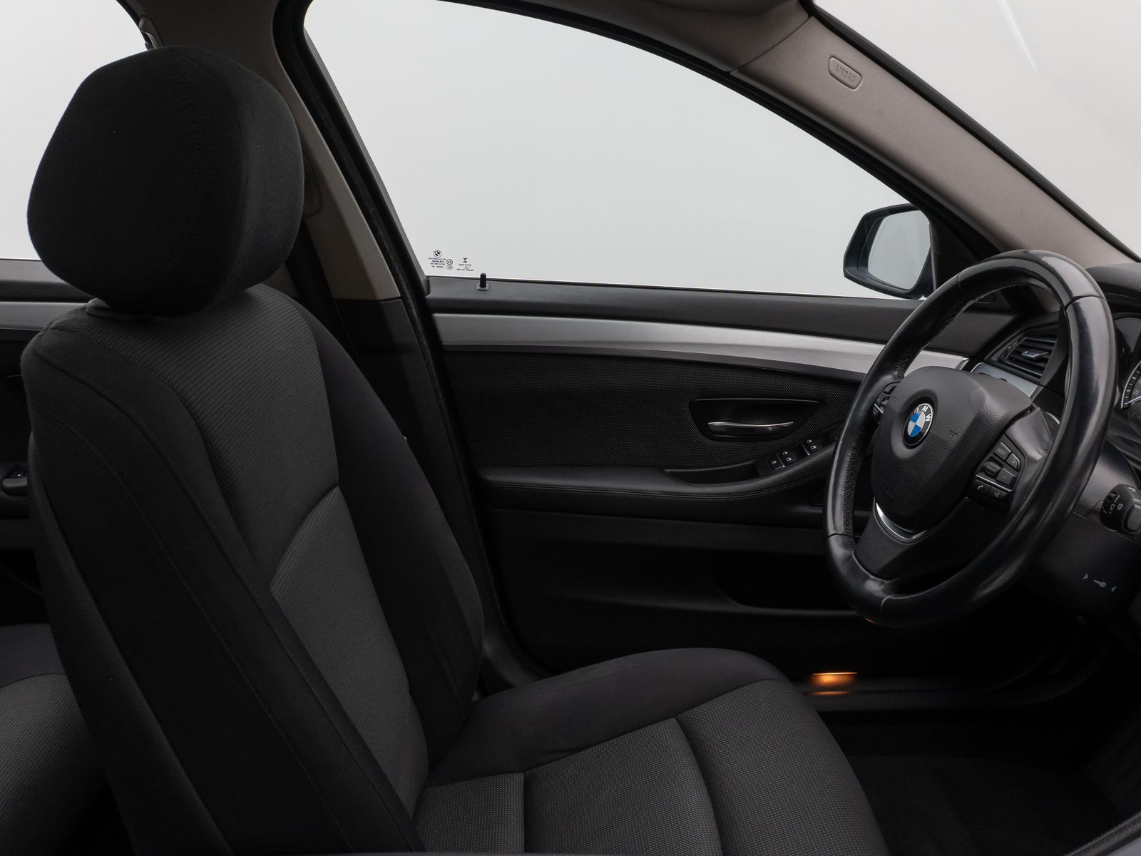 Fahrzeugabbildung BMW 520d Kamera Glasdach HUD HiFi Komfort Alarm AHK