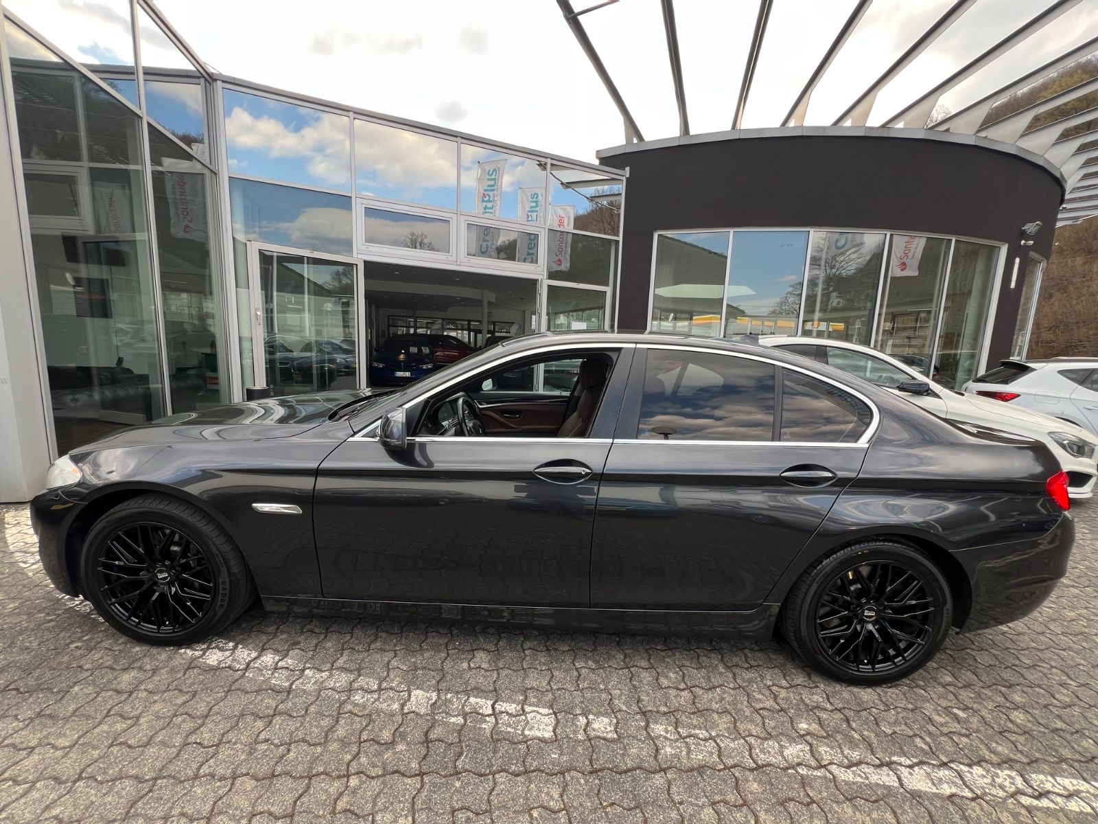 Fahrzeugabbildung BMW 530 d Lim. xDrive *HEAD-UP*LEDER-BRAUN*MEMORY*