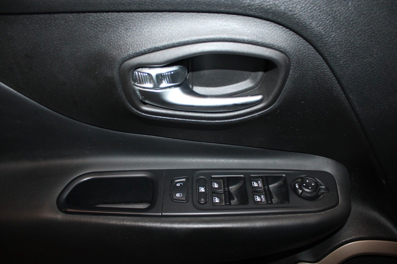 Fahrzeugabbildung Jeep Renegade 2.0 MultiJet Limited 4x4 AUTOMATIK AHK