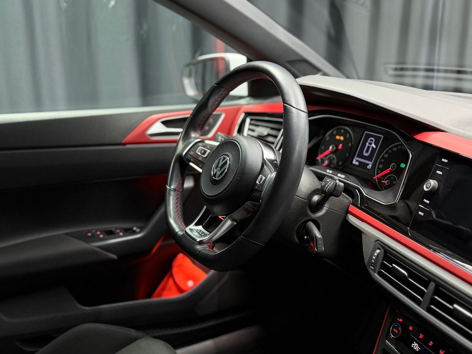 Fahrzeugabbildung Volkswagen Polo VI 2.0 TSI GTI |DSG|AUTOMATIK|LED