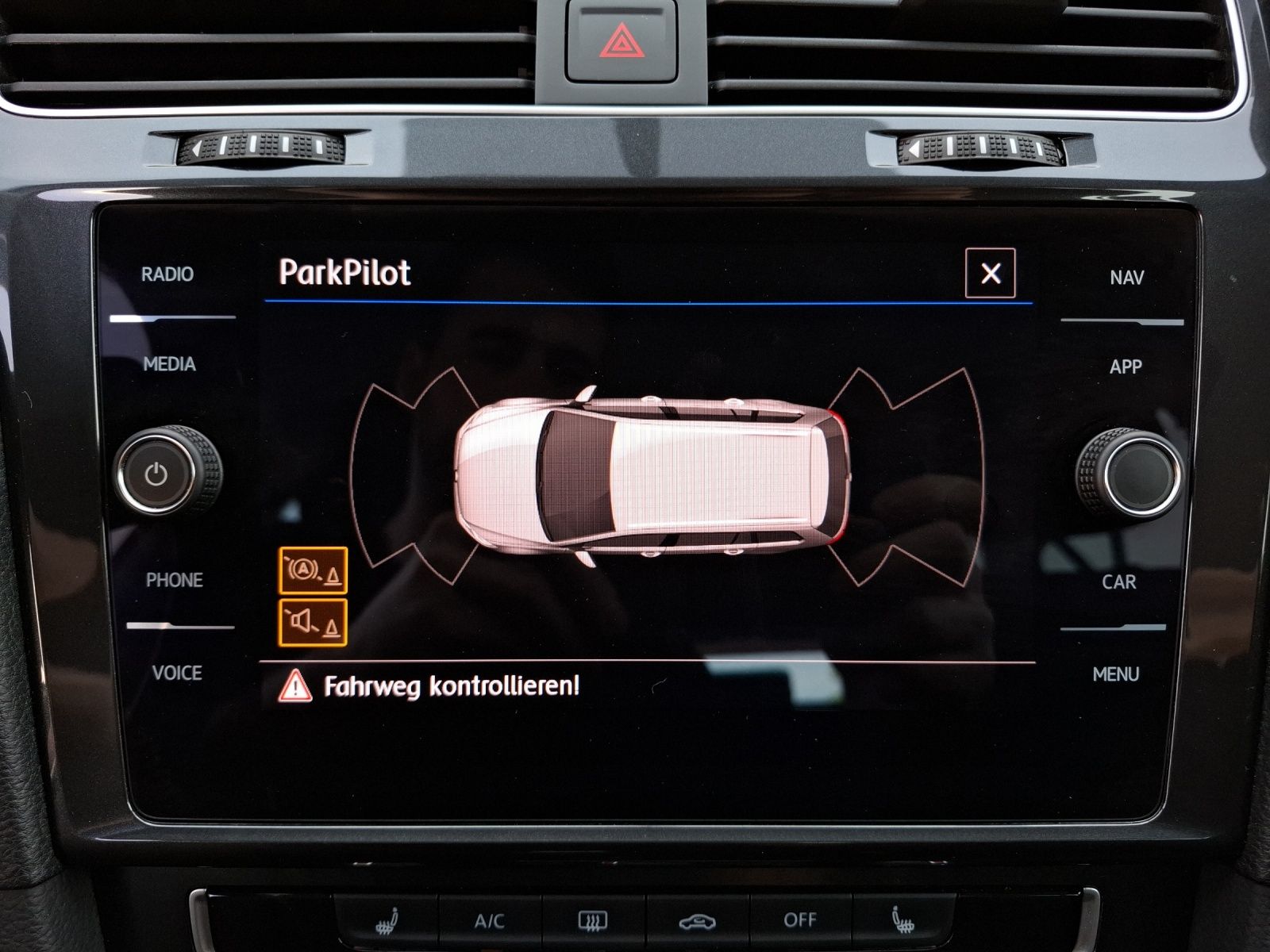 Fahrzeugabbildung Volkswagen Golf VII Variant TSI Trendline Navi PDC SH