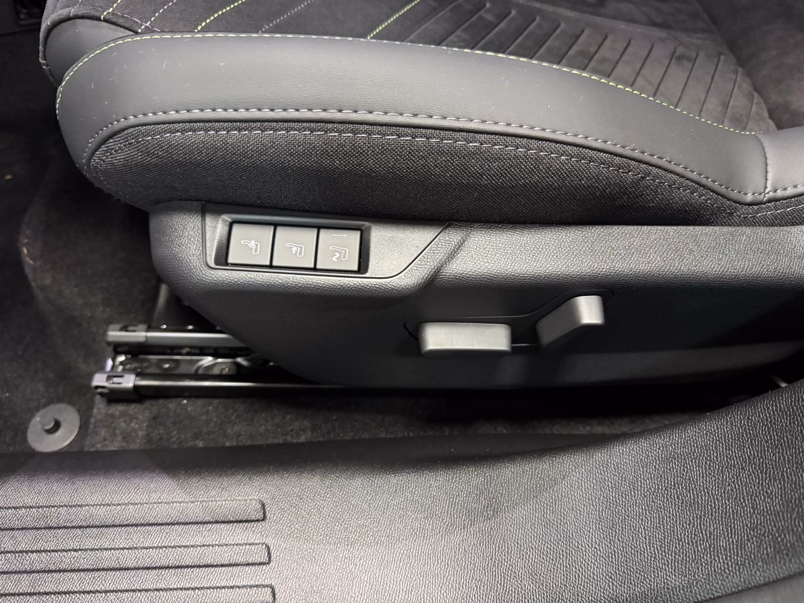 Peugeot 2008 Hybrid 145 GT Exclusive AHK 360Grad Kam.