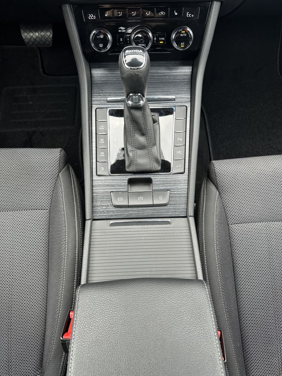 Fahrzeugabbildung SKODA Superb Combi 1.4 TSI iV Style DSG NAV+MATRIX+ACC