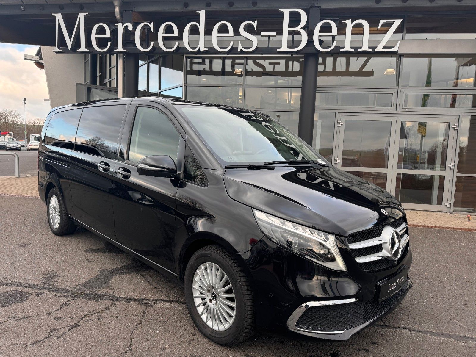 Fahrzeugabbildung Mercedes-Benz V 300 d AVA Extralang 4MATIC AHK Stdh DISTRONIC