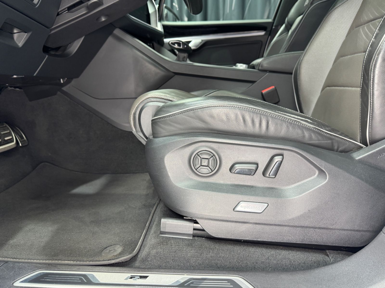 Fahrzeugabbildung Volkswagen Touareg 4.0 V8 TDI RLine|4Motion|MASSAGE|AHK|DYN