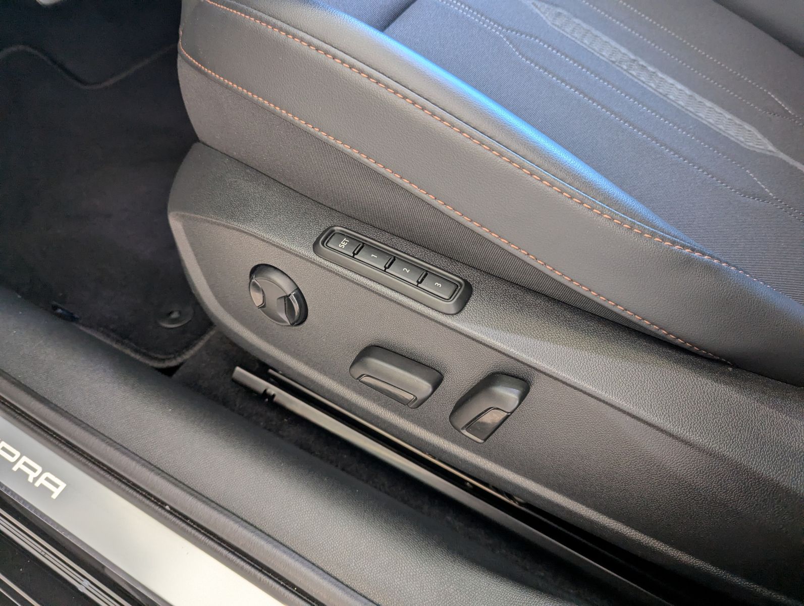 Fahrzeugabbildung CUPRA Leon VZ 2.0 TSI DSG Pano Matrix Beats Memory 19"