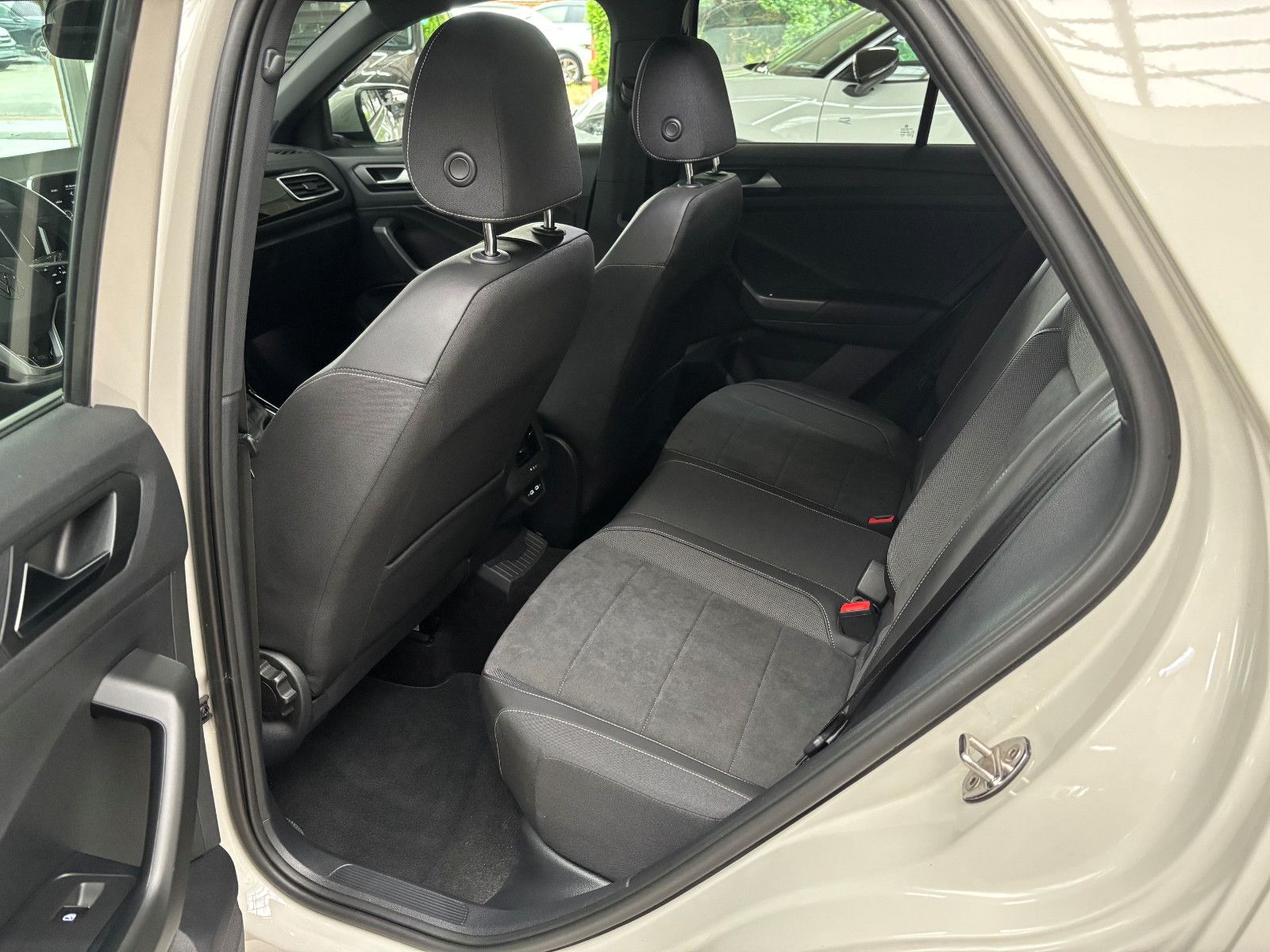 Fahrzeugabbildung Volkswagen T-Roc R-Line 1.5l TSI DSG + Kamera + AHK +