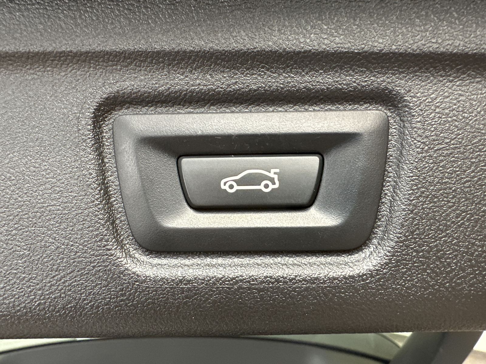 Fahrzeugabbildung BMW 330e Touring M-Sport NAV+LED+ACC+LIVE-COCKPIT+PP