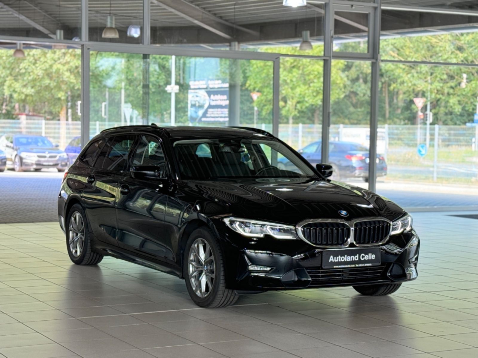 Fahrzeugabbildung BMW 320e Sport Line Laser AHK HUD DAB Komfort Panora