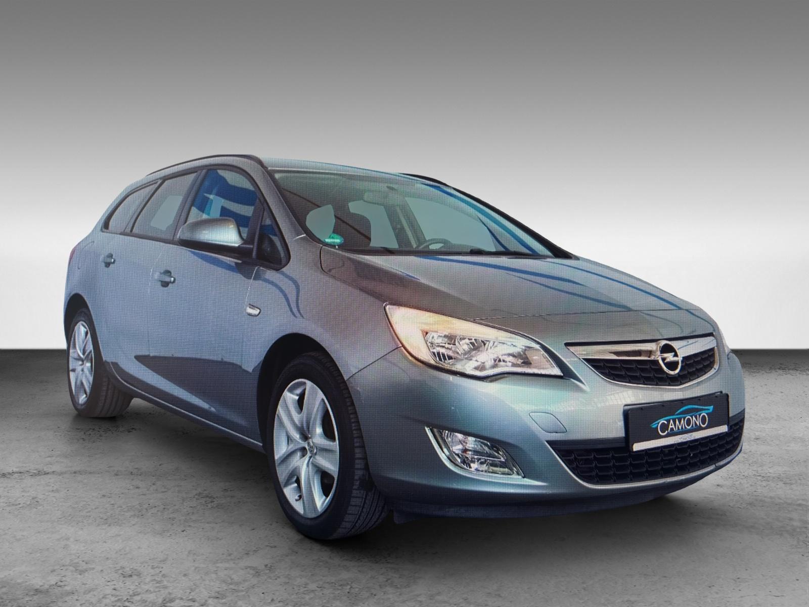 Opel Astra 2011 — вигляд ззаду