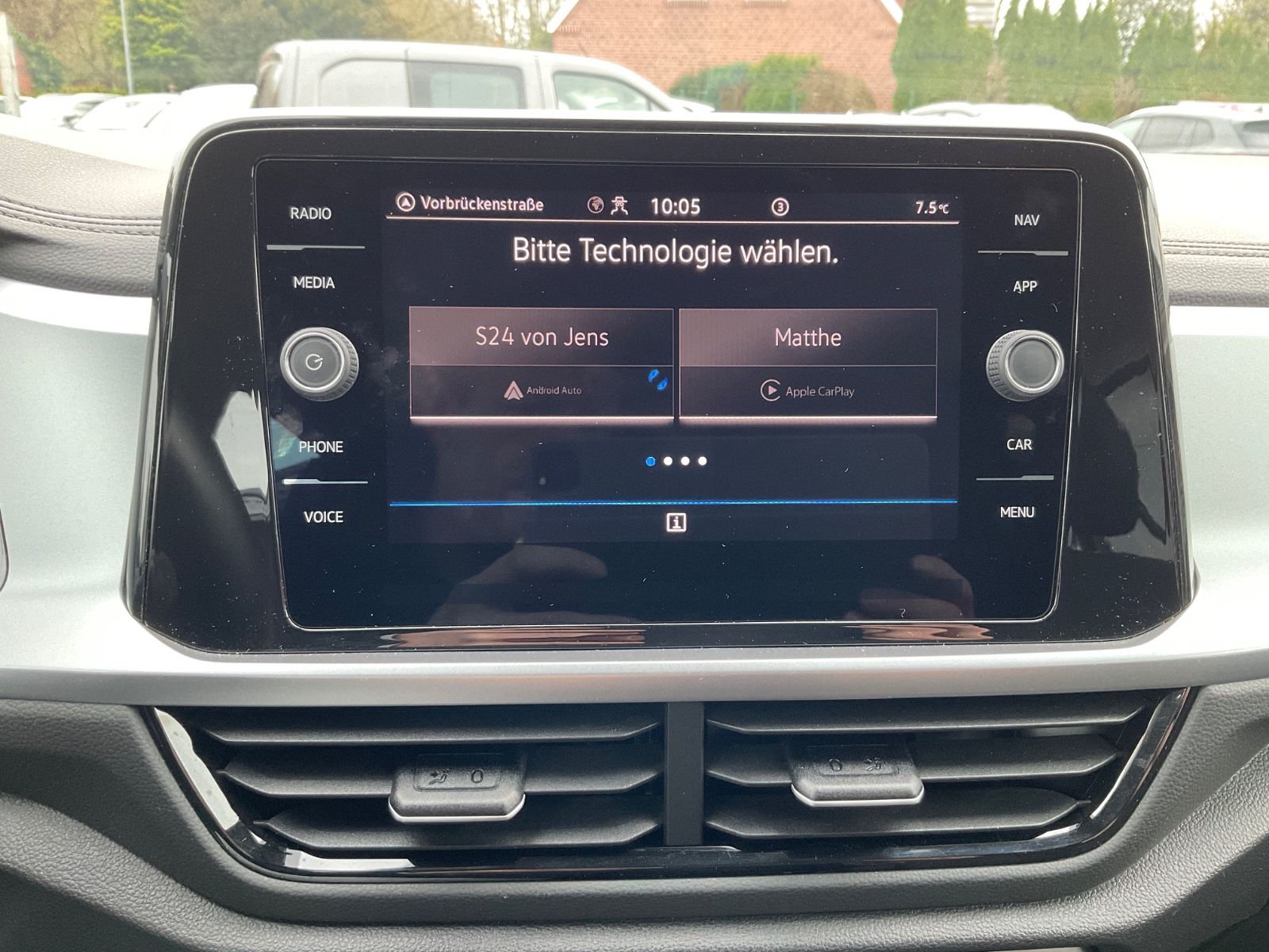 Fahrzeugabbildung Volkswagen T-Roc 1.5 TSI DSG Life,LED,AHK,Navi