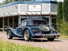 Fahrzeugabbildung Morgan Plus 4 *Sport Blue/ Muirhead Red*