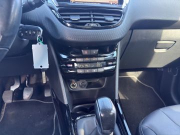 Peugeot 2008 1.2 PureTech 110 Allure Navi+SHZ+PDC