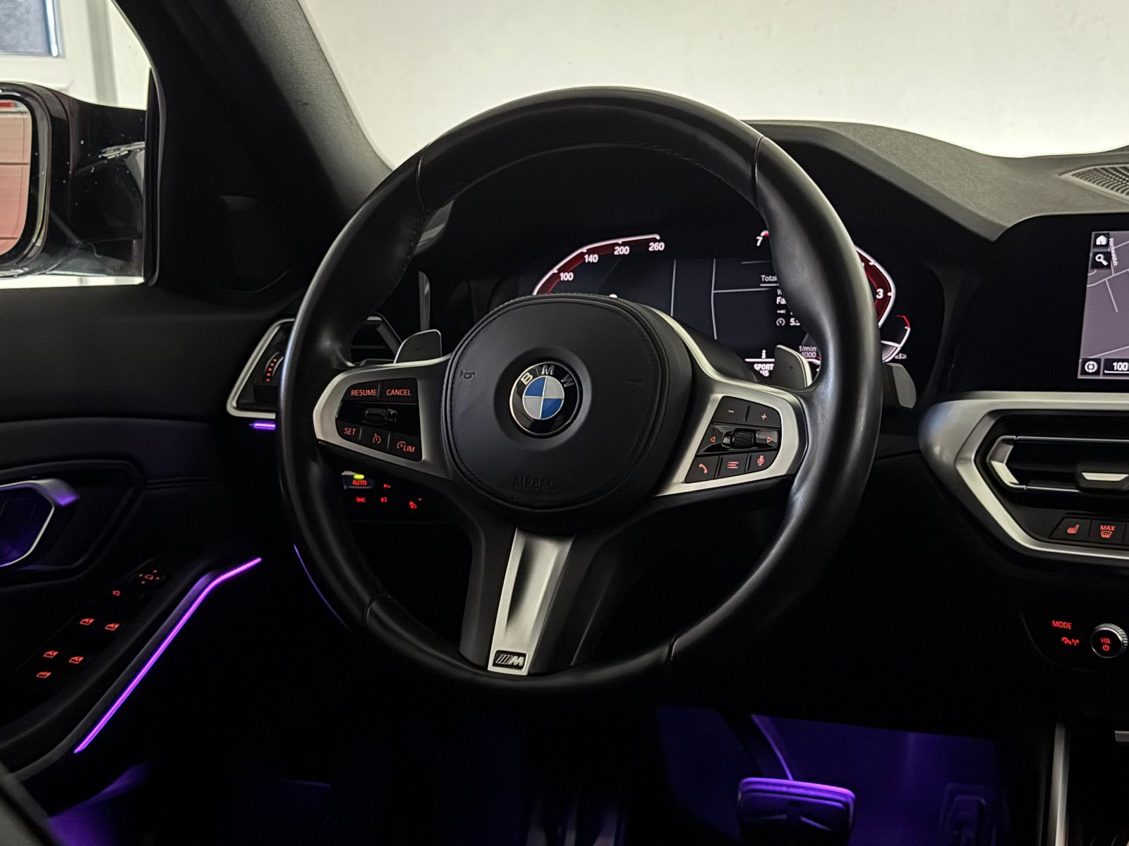Fahrzeugabbildung BMW 330i xDrive M-SPORT/HUD/DE-FZG/HiFi/LIVE CO/2.HD