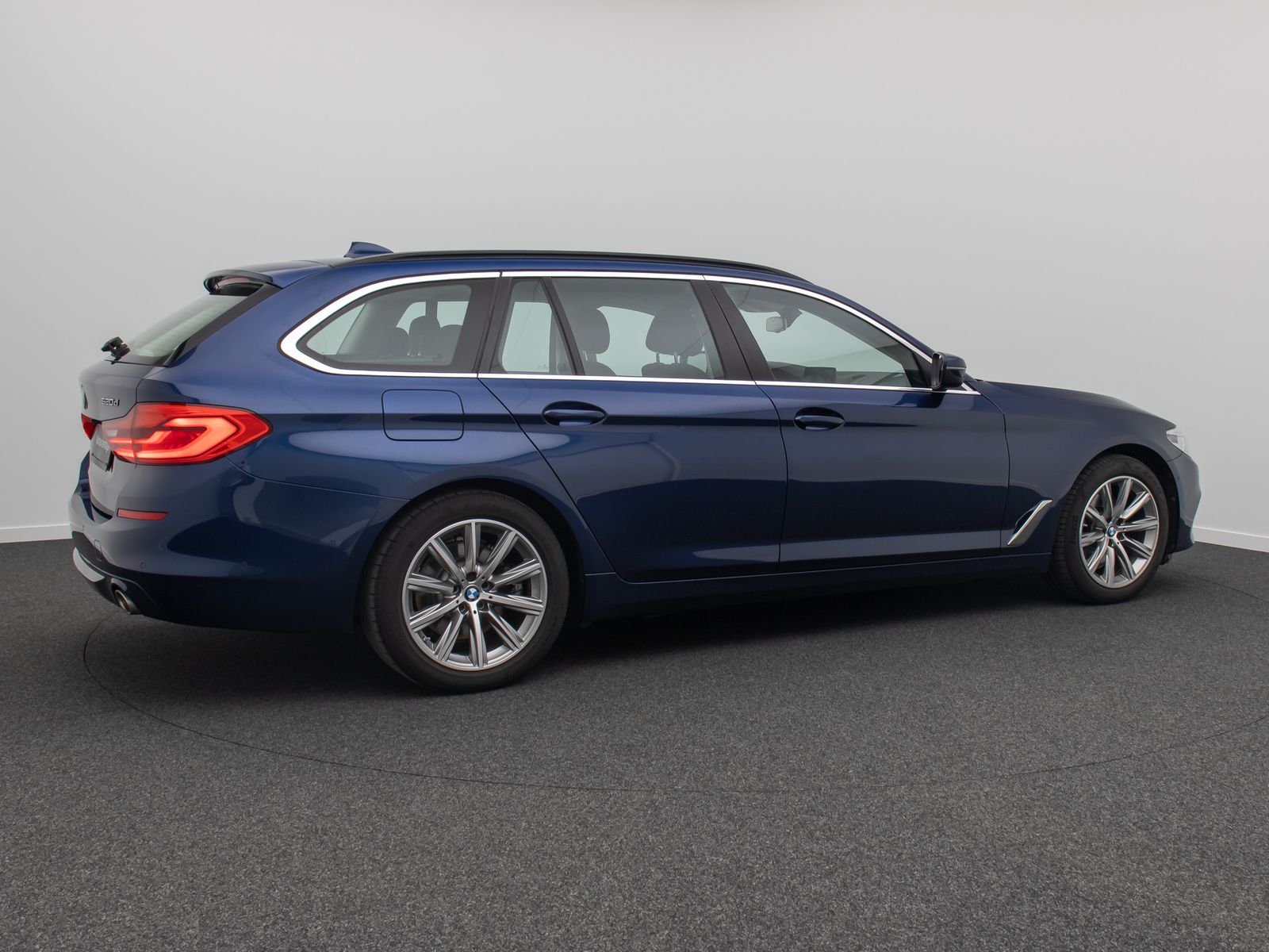Fahrzeugabbildung BMW 520d xD HUD Kamera HiFi Alarm AHK FernlichtAssis